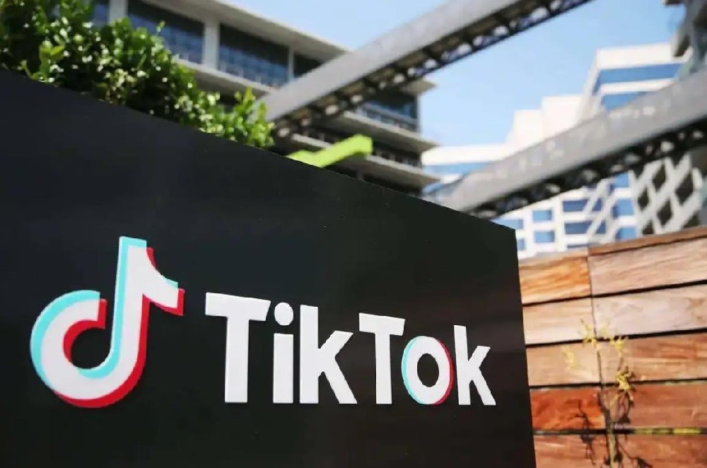 “为什么美国没有TikTok小店？”  图片 海小妹  图片 海小旺  “TikTok美国小店什么时候才能开通？”    相信很多想入驻TikTok小店的卖家都会有这样的疑问。     图片   事实上，“TikTok Shop何时能进美国？”这个话题一直备受关注。     毕竟美国是海外电商市场中规模最大，最为成熟的一个。最新数据显示，2022年美国社交电商买家的人均支出为518美元，同比增长26.9%。     那么对于美国市场这块大蛋糕，TikTok又怎么会放过？     千呼万唤之下，TikTok商家们翘首以盼的TikTok美国小店（TikTok Shop）终于在双11还在进行时传来了好消息！     01  TikTok美国小店终于要来了    据相关人士透露， TikTok Shop 美国小店或将于11月的第二周上线！          图片    不过在上线初期，平台或将首先对美国本地卖家进行小流量测试。而跨境业务仍以半闭环的TikTok Storefront合作店模式为主。            据了解，目前已有数家企业与TikTok Shop美国业务团队达成合作意向。   日前，某TikTok服务商表示，TikTok美国跨境小店来了，全闭环，可绑定5个TikTok账号，使用派安盈收款。   这位服务商声称，想要申请TikTok美国小店跨境店，需要满足3个条件：    拥有英国TikTok定邀店铺，即使用邀请码开通的；  英国TikTok小店无违规记录；  近30天内每周销售额大于1500美元。大约10-15个工作日可以下店。而不满足以上3个条件的，提供营业执照+法人身份证即可，约45个工作日左右就能下店。    除此以外， TikTok对合作商家并没有类目上的限制，但必须在“美国本地发货”，也就是先对本地商家开放。  不过对于这些消息，TikTok官方并未做出任何回应。业内人士推测，TikTok可能不想操之过急，因为在美国市场建立电商业务，要处理多方面的问题，其中最主要的是物流体系的搭建，以及与美国政府的协商，美国政府对于TikTok的监管一直十分严格，电商业务涉及支付和物流信息的获取等敏感数据，必定要遭到严格审查。     02  TikTok为什么一定要拿下美国市场？    一直以来，市场体量大、消费水平高的美国市场是跨境卖家的主战场。     与英国市场不同，社交电商模式在美国已经有了一定的发展。最新数据显示，2022年美国社交电商买家的人均支出为518美元，同比增长26.9%。     说到TikTok电商，始终离不开说这两个市场——印尼和英国。2021年，TikTok相继开通了印尼、英国小店。同年4月，TikTok开启了泰国、越南、马来、菲律宾、新加坡本土与跨境商家入驻，随即便掀起了掘金东南亚的热潮。     图片   但在跨境电商的重要战场美国，TikTok电商的步伐却显得颇为保守，目前是以Shopify合半闭环测试，即我们通常说的“英美融合车”，通过英美融合车，主页橱窗的形式展现，类似于在之前抖音电商没闭环之前，链接跳转淘宝的逻辑。     不过，美国仍然是TikTok电商发展规划中的重要蓝图，也是备受众多TikTok商家期待的市场。     eMarketer预测，未来三年，美国社交电商买家人均年度支出将继续呈现两位数的增长，预计直到2025年，人均支出将到达937美元。    图片   美国人口约3.33亿，从人口基数递进到消费指数来看，国内消费市场仍旧保有余裕，美国消费者消费意愿高，整个国家的物流、金融体系都相当发达，是一个众多跨境卖家都希望能进入的市场。     eMarketer 的分析师 Andrew Lipsman 表示，推动美国电商增长的主要因素不是社交电商，而是方便快捷的移动电商、先买后付、即时取货等因素，这些因素提升了消费者的购物体验，使网购变得更加方便快捷。     目前TikTok在美国的社交媒体市场占据着主导地位，56.6%的美国人社交媒体时间都在看短视频。据统计，2021年TikTok所有用户中Z世代这一群体的数量超过了Instagram，在2024年，使用TikTok的Z世代用户数量将会超过Snapchat。     图片   即使TikTok在美国发展得如火如荼，但TikTok电商在海外扩张时，从一开始并没有把美国市场作为主要的目标。     其实，不是TikTok不想在海外赚钱，而是想在海外，特别是在美国的地盘上利用TikTok培养用户的消费习惯，一向就很难。美国人一向就是泾渭分明的，在很多美国消费者眼中的TikTok，就是一个笑话集锦；至于电商购物，有亚马逊、Ebay这样的老牌巨头电商。     但由于近年来，受亚马逊大规模运营整顿影响，很多跨境电商卖家退而求其次，将TikTok作为跨境电商的大本营，后台迅猛增长的数据也终于让TikTok“清醒”过来：原来美丽国的消费能力这么强！从美国市场这块大蛋糕上随便掰下一坨，也够吃上好几年了！   也正是在这个时候，不少美国用户都发现，这时的TikTok上，出现了大量种草视频的内容，这说明，此时TikTok电商对美国市场的战略设计已经出现了重要转变，上线美国TikTok小店，一心一意直播带货，已经不是什么秘密，而是必然要推进的项目了。     总而言之，TikTok的非凡潜力，相信很多人都已经看到了。在过去一两年，TikTok在重塑购物体验方面不断探索，TikTok Shop的全链路电商服务和体验，引导消费者访问线上商店，商家则可以通过TikTok Shop等方案进行直播卖货。    拥有大量美国用户是TikTok开展电商业务的优势，TikTok电商业务若能成功登陆美国市场，对于跨境品牌和卖家而言，就多了一条进入美国市场的渠道。
