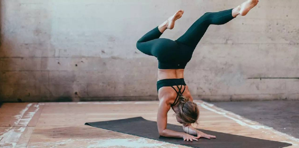 靠一条瑜伽裤引爆运动服装市场，Lululemon为何时尚界新宠儿？！